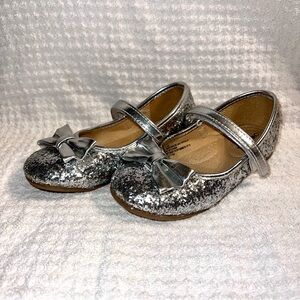 New in box - Silver Glitter Girls Dress Shoes with Bow - Size 10 Toddler